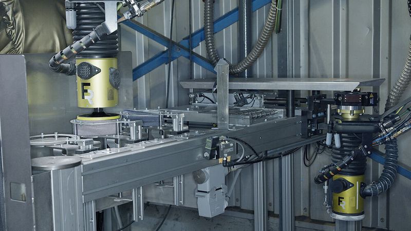 Das Werkzeugwechselsystem ermöglicht den Einsatz verschiedener Schleifapplikationen. (Bild: CLOOS)