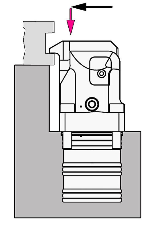 Verdeutlichung der patentierten Kinematik des neuen Roemheld-Kompaktspanners. Zunächst bewegt sich der Spannhebel horizontal in Richtung Werkstück, um dann vertikal nach unten zu gelangen.(Bild:  Roemheld)