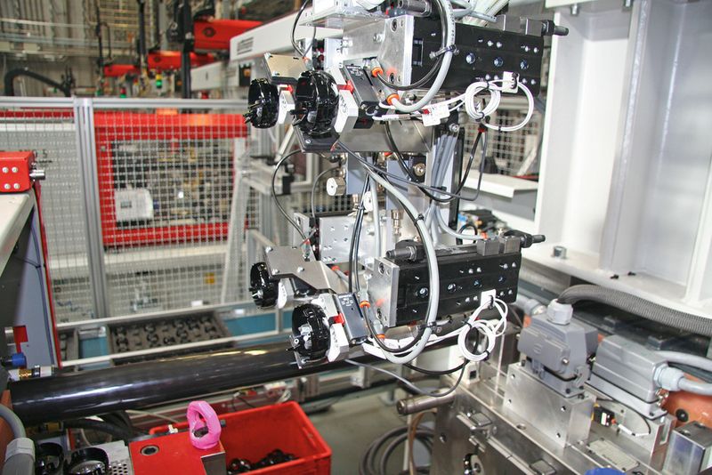 Bild 3: Die einbaufertige Entnahmeeinheit entnimmt vier Teile gleichzeitig aus dem Spritzgusswerkzeug. (Gimatic)