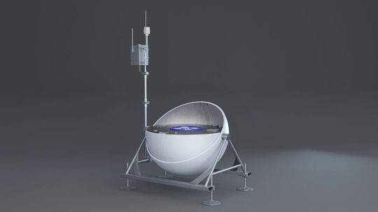 Der „Dome“ ist die Ladestation der autonom fliegenden Drohne „Arrow 401“ von Arrowtec (hier halb geöffnet).(Bild:  Mosolf)