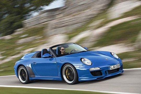 Noch immer besteht der Reiz des 911 Speedster in seiner spezifischen Form, die wie früher von der charakteristisch gebogenen, kleinen Frontscheibe... (Archiv: Vogel Business Media)