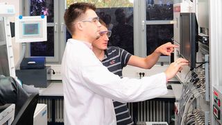 Wissenschaftler des KIT forschen an den Batterien der nächsten Generation.    (Carsten Costard)