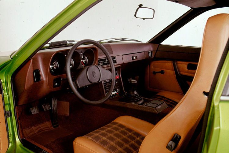 Bereits am dritten November 1975 hatte bei Audi in Neckarsulm die Produktion des Porsche 924 begonnen. Hier ein Blick ins Cockpit des 924 im Jahr 1976. (Foto: Porsche)