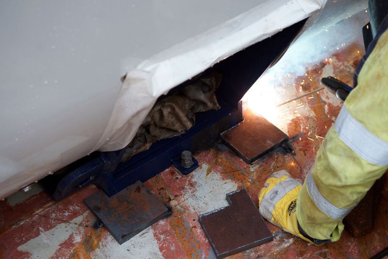 Handschweißer fügen die Befestigungselemente an die passgerechte Stelle am Boden. (Bild: Fronius)