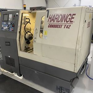 Mit dieser Hardinge Conquest T42 kommt eine weitere robuste sowie präzise CNC-Drehmaschine dieser Marke unter den Hammer, die einst Formel-1-Komponenten gefertigt hat.(Bild:  Surplex)