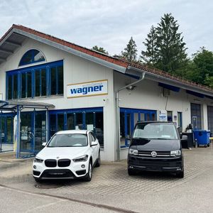 Das Autohaus Wagner in Haiming präsentiert sich als moderner Kfz-Betrieb mit familiärer Tradition seit 1988.(Bild:  Diehl – VCG)