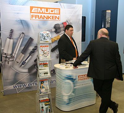 Andreas Stulz (links), technischer Berater der Emuge Franken, informiert Besucher über das Werkzeug-Programm. (Archiv: Vogel Business Media)