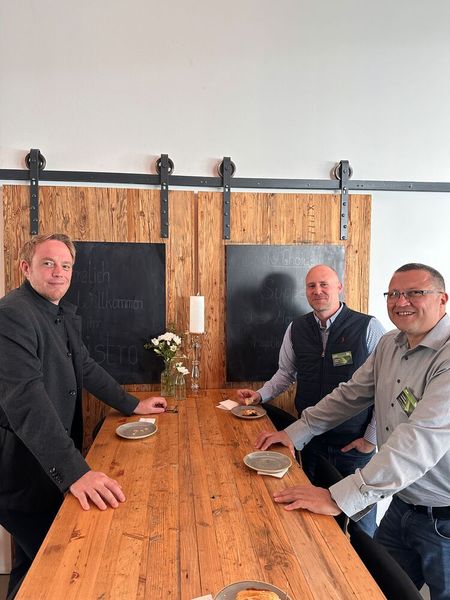 Ex-Kollegen unter sich (v. l.) Christian Helisch und Andreas Müller (Littlebit) mit Carsten Lauterbach (Kosatec) (Bild: Vogel IT-Medien)