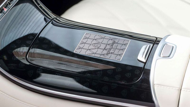 Die Sonderedition Mercedes-Maybach Silver Lining kennzeichnet ein spezielles Label. (Bild: Mercedes-Benz AG)