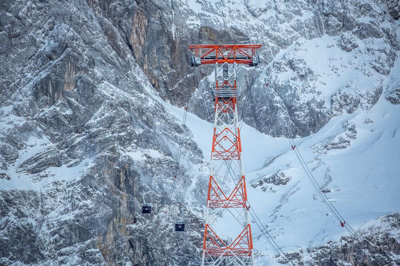Ein Meilenstein der Bauphase war die Errichtung der 127 m hohen Rekordstütze. (Bayerische Zugspitzbahn Bergbahn AG)