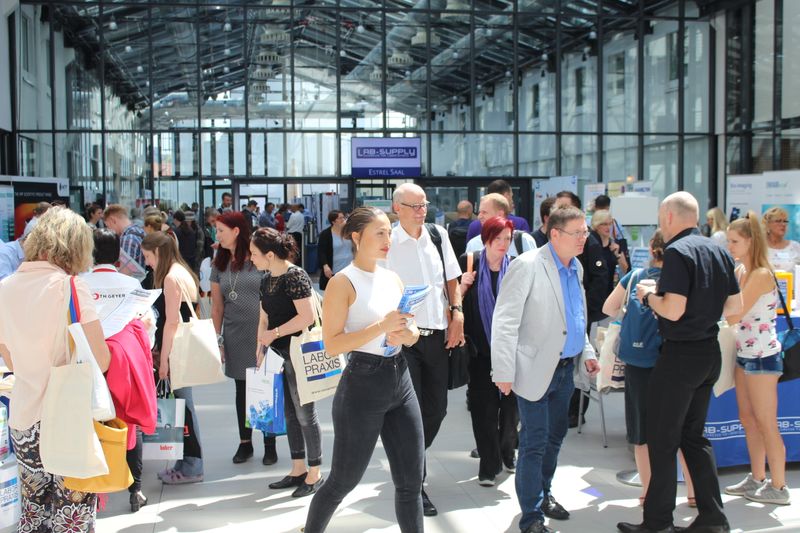 Impressionen der Lab-Supply Berlin vom 13. Juni 2019  In den Hallen des Estrel-Hotels in Berlin Neu-Kölln konnten Besucher der Lab-Supply mit den Ausstellern ins Gespräch kommen. Hier sind einige Impressionen vom Messetag sowie Besucherstimmen für Sie zusammengestellt. Die nächste Lab-Supply ist am 28. August 2019 in Dresden. Weitere Infos zu den kommenden Lab-Supply-Messen finden Sie auf www.lab-supply.info.   Lese-Empfehlung: Nachbericht zum erfolgreichen Auftakt der Lab-Supply in Wien. (Bild: LABORPRAXIS, C. Lüttmann)