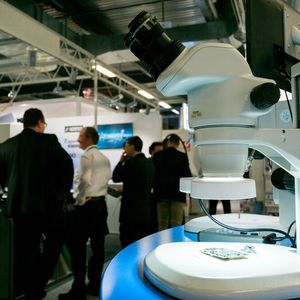 Zufriedene Organisatoren und Aussteller - das war die Siams 2026 und bestätigt damit  ihren Status als unverzichtbare Fachmesse der Mikrotechnik. (Bild:  Faji SA)