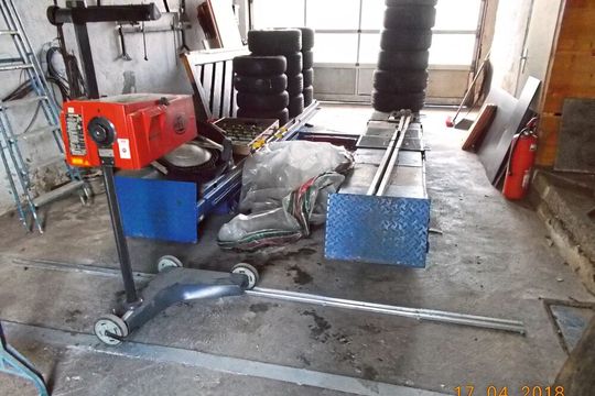 Normaler Wahnsinn: Kalibrierdiensleister, die „irgendwelche“ Flächen „irgendwie“ abnehmen, aber auch Werkstätten, die auf das Thema „Beleuchtung und Sicherheit“ pfeifen – beim Thema „Scheinwerferprüfplätze“ gibt es viel aufzuholen.(Bild:  »kfz-betrieb«)