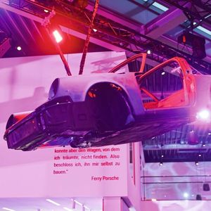 Eine Porsche-Targa-Karosserie empfing die geladenen Gäste am Eröffnungsabend.(Bild:  Ulf Schaumlöffel)