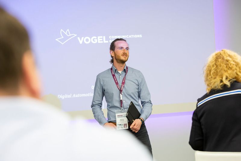 Einen Website-Check für Autohäuser bot die Bank Deutsches Kraftfahrzeuggewerbe (BDk) an, hier im Bild durch Marcel Schultz vertreten. (Stefan Bausewein)