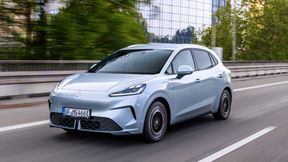 Während für die Ausstattung Active des MG4 EV Urban nur der Farbton Dynamic Red lieferbar ist, stehen für die beiden anderen Ausstattungen sechs weitere Außenfarben zur Wahl. (Bild: MG Motor Deutschland/Marcus Werner)