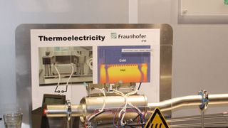 Die Modellflitzer auf dieser Carerra-Bahn werden thermoelektrisch, also mit Strom aus Abwärme, angetrieben.  Bild: Zwettler (Archiv: Vogel Business Media)