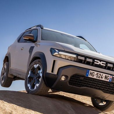 Hoch das Bein: Der neue Hybrid-G 150 4x4-Antrieb im aktuellen Dacia Duster ist fit auf Sand und Schotter. (Bild: Dacia)