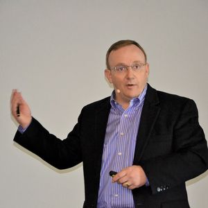 Peter Zornio, Chief Strategic Officer von Emerson Process Management: „Der sichere und profitable Betrieb verfahrenstechnischer Anlagen wird an manchen Kundenstandorten zunehmend komplizierter.“