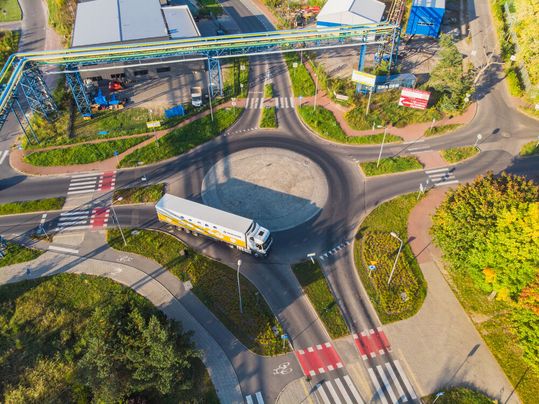 Mithilfe intelligenter Transportmanagement-Plattformen können Unternehmen intelligentere Entscheidungen treffen, die auf echten Daten und nicht auf einem „Bauchgefühl“ basieren. Mithilfe intelligenter Transportmanagement-Plattformen können Unternehmen intelligentere Entscheidungen treffen, die auf echten Daten und nicht auf einem „Bauchgefühl“ basieren.