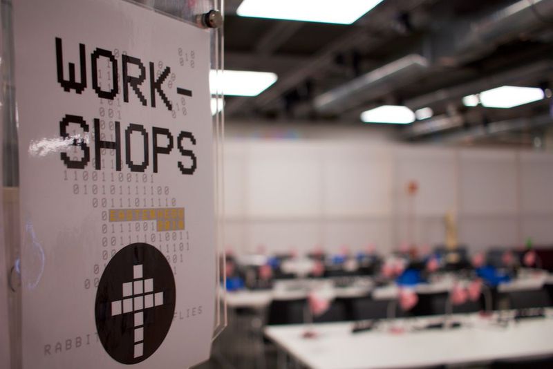 Am Osterwochenende trafen sich rund 700 Mitglieder des Chaos Computer Club zum traditionellen Easterhegg. 85 Vorträge und Workshops waren über das gesamte Wochenende geplant - und  wurden teilweise live übertragen. (Bild: Industry of Things/Sebastian Schug)