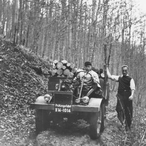 Erste Prüffahrt des Prototyps U1 am 9. Oktober 1946: am Steuer, auf einer Holzkiste sitzend, der Unimog-Konstrukteur Dipl.-Ing. Heinrich Rößler, rechts daneben Dipl.-Ing. Heinrich Zabel, Namensgeber des Unimog(Bild:  Daimler Truck AG)