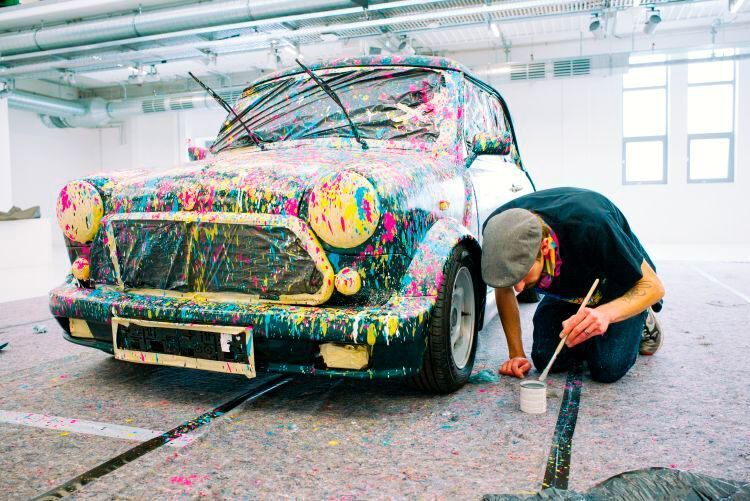 Abstraktheit und knallige Farben sind die Markenzeichen des Streetart Künstlerns Cheba aus Bristol. Für BMW hat er zwei Minis, einen klassischen und einen aktuellen, entsprechend verschönert. (BMW AG)