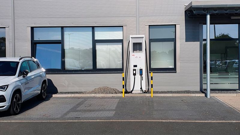 Auch in die Ladeinfrastruktur hat Glinicke kräftig investiert. (Bild: Mauritz/»kfz-betrieb«)