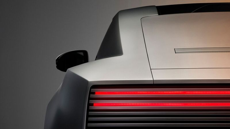 Die Rückleuchten des Type 01 werden sichtbar, wenn sie gebraucht werden. (Bild: Jaguar)