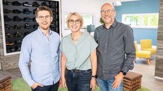 Ingo Grusa (r.) und Andrea Grusa nehmen Sohn Christian Grusa in die Geschäftsführung des Sicherheitsschuhherstellers Baak auf. Andrea Grusa übergibt ihre Gesellschafteranteile an ihren Sohn und wechselt von der geschäftsführenden in eine beratende Rolle.  (Bild: Baak GmbH & Co. KG.)