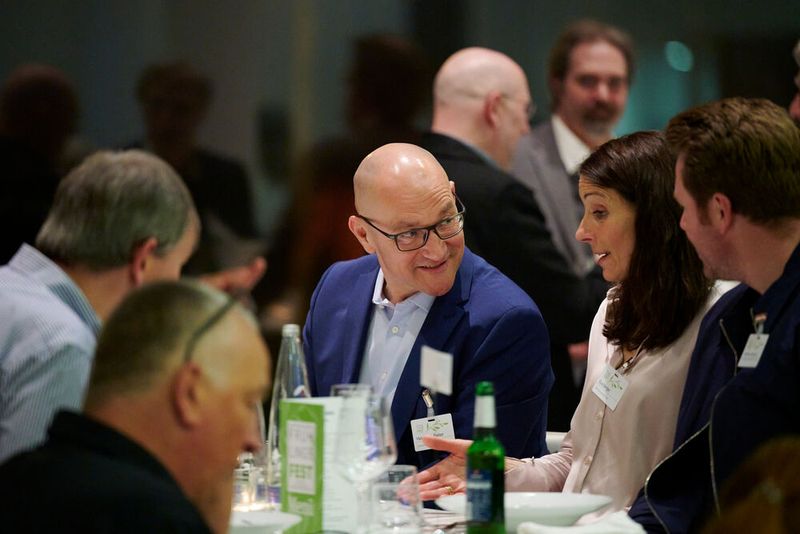 Impressionen vom ELEKTRONIKPRAXIS Frühlingsfest 2023 im Ketterer Kunst mit der Verabschiedung von Johann Wiesböck.  (Bild: © EYE AM CHRIS)