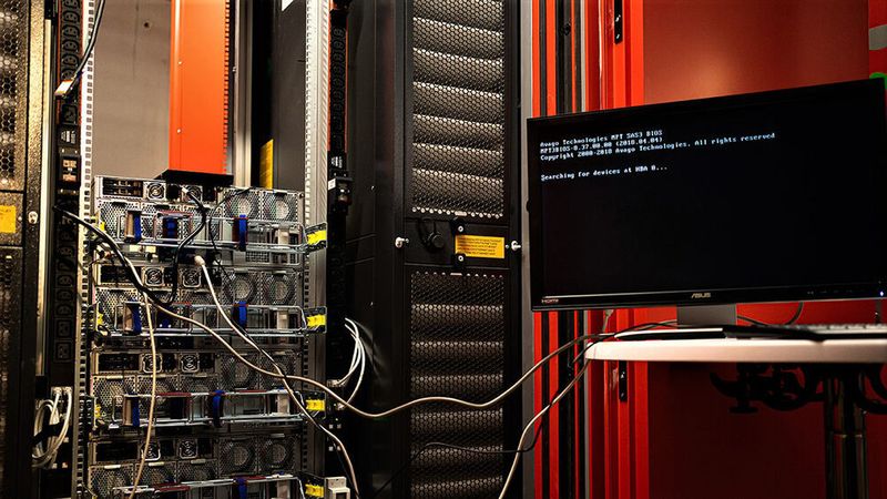 Abbildung 4: Noch ist Platz in den Serverschränken. Doch ist die Pilotphase vorbei und erfolgreich verlaufen, plant der Streaming-Anbieter, die Anlage zu seinem Hauptrechenzentrum zu machen.  (© WestfalenWIND IT / Zattoo Europa AG)