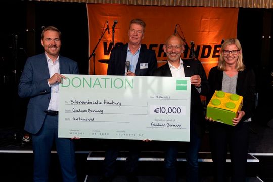 Übergabe des Spendenschecks über 10.000 Euro an das Hamburger Kinderhospiz Sternenbrücke.(Bild:  Goodman)