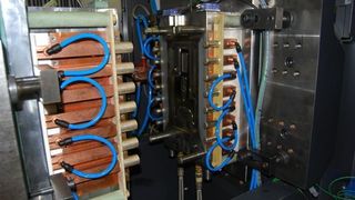 Demonstrationswerkzeug ausgestattet mit dem CageSystem zur induktiven Werkzeugerwärmung. Bild: Kunststoff-Instituts Lüdenscheid (Archiv: Vogel Business Media)