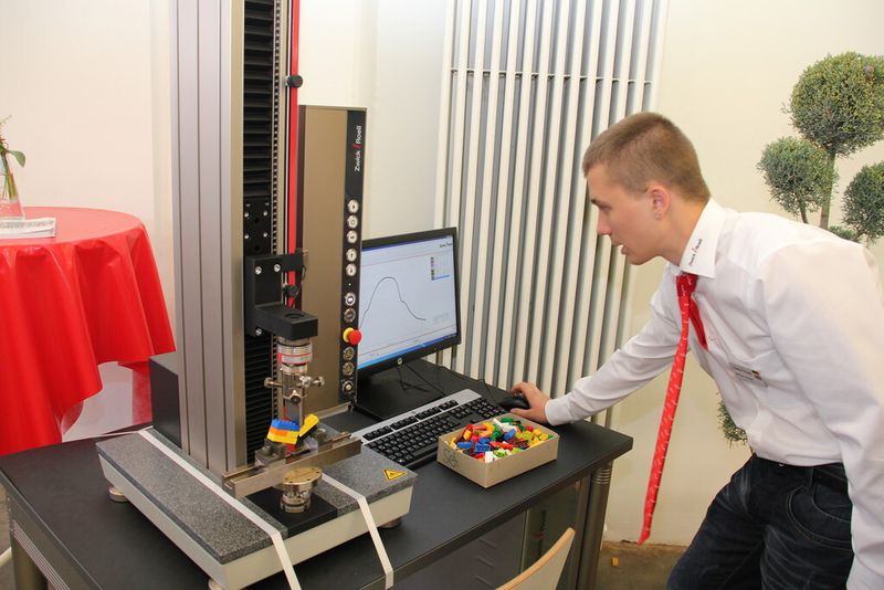 Bruchversuch einer Legokonstruktion. (Bild: Schäfer)