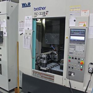 Die Brother TC 32BN FT wird automatisch aus dem Palettenlager (links) mit 44 Werkstückträgern bestückt. Dadurch kann Groth auch in der Nachtschicht oder am Wochen­ende ohne zusätzliches Personal produzieren.  