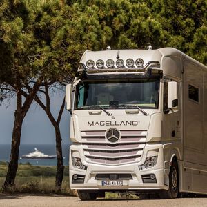 Der Magellano ist ein Wohnmobil der anderen Art. Er basiert auf dem Mercedes-Benz Actros und bietet entsprechend viel Wohnraum.(Bild:  Magellano)