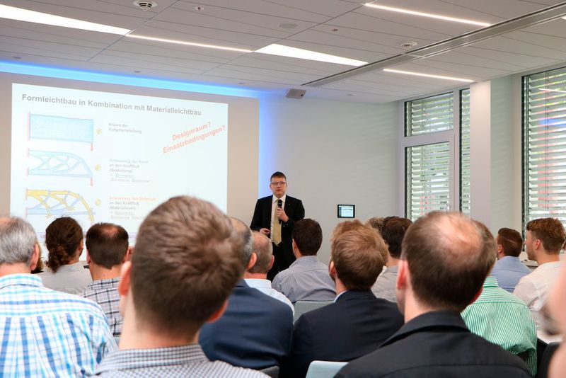 In seinem Keynote-Vortrag verriet Prof. Dr.-Ing. Andreas Büter von der Fraunhofer Allianz Leichtbau, wie Leichtbau gelingen kann, wenn Werkstoff, Konstruktion und Fertigung richtig zusammenspielen. (Bernhard Richter/konstruktionspraxis)