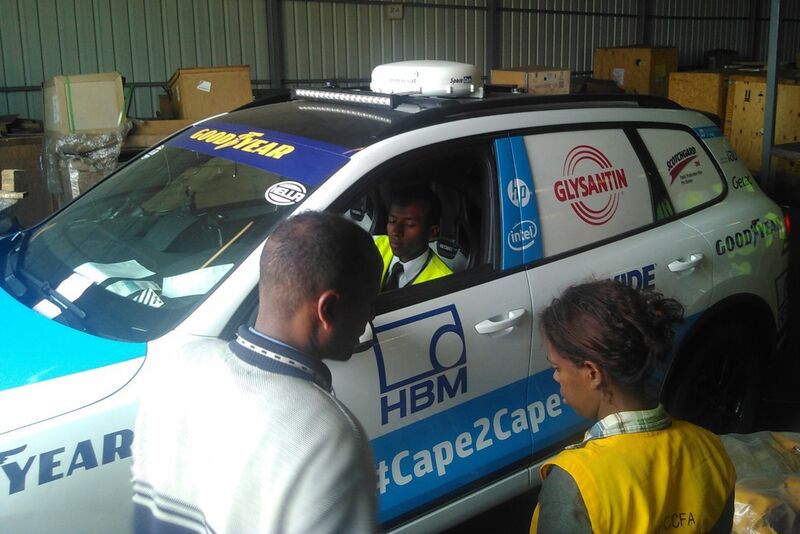 Für die Cape-to-Cape-2.0-Weltrekordfahrt wird der VW Touareg, der mit HBM Messtechnik ausgestattet ist, zum Startpunkt am Kap Agulhas in Südafrika gebracht. Dabei hat das Auto Äthiopien, Kenia, Tansania, Sambia und Simbabwe durchquert. (Challenge 4 GmbH)