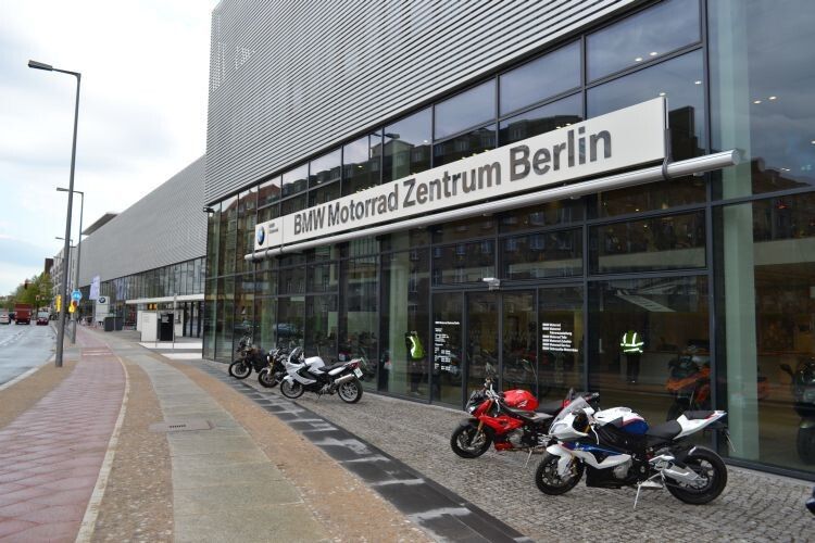 Am Messedamm lädt das Motorrad-Zentrum weithin sichtbar zur Visite. (Foto: Hiemann)