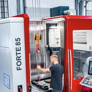 Bei der «Forte 85 Single 1620» bilden Kabinentür und Kabinendach eine funktionale Einheit. Beim Öffnen der Tür fährt das Dach automatisch mit auf und gibt den Arbeitsraum komfortabel für die Kranbeladung frei. Gleichzeitig bleibt der Bediener während des Rüstvorgangs besser vor herabtropfendem Kühlschmierstoff geschützt.(Bild:  Christoph Schwarz, Gewo Feinmechanik GmbH & Co. KG)