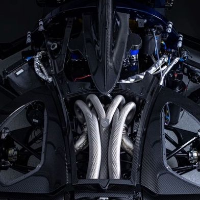 Ein Abgassystem im „Drachenschuppen“-Design steckt unter Motorhaube des Hypercars Apollo EVO. Es ist an einem Stück aus Titan im 3D-Drucker gefertigt worden. (Bild: Apollo Automobil)