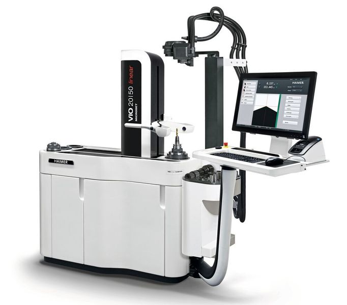 Basis für automatisierte, digital vernetzte Voreinstellzelle: mit Roboter bedienbares Voreinstell- und Schrumpfgerät Microset VIO linear toolshrink.    (Haimer)