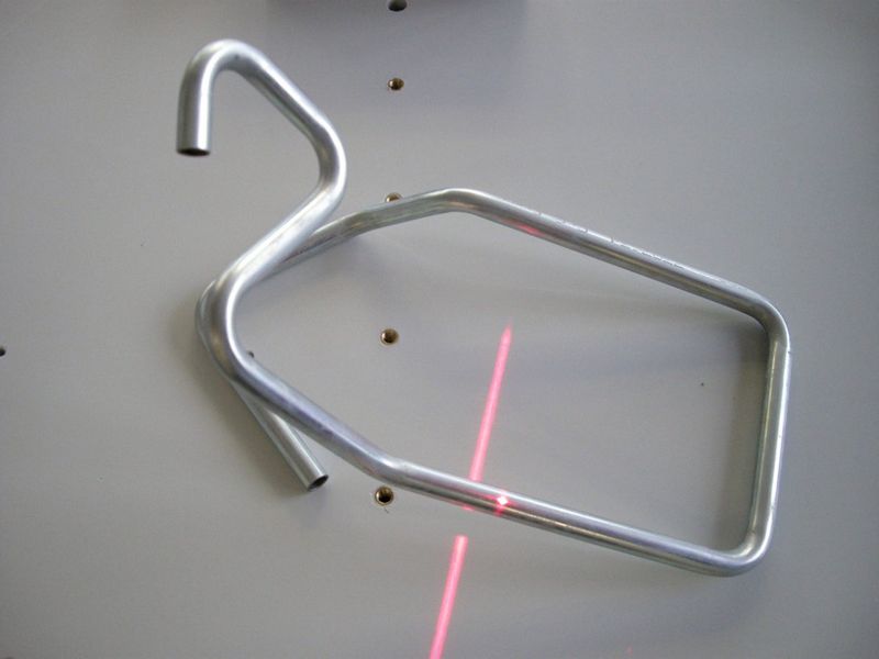 Bild 3: Der Laserstrahl ermittelt an freiformgebogenen Rohren die Rohrdaten und Koordinaten. (Tezet Technik)