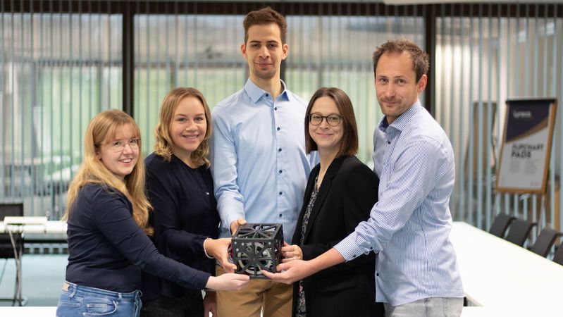 Die Nachwuchsgruppe Dart mit dem selbstbalancierenden Würfel. Von links: Dr.-Ing. Ricarda Götte, Dr.-Ing. Annika Junker, Luis Schwarzer, Dr.-Ing. Julia Timmermann und Dr.-Ing. Michael Hesse.(Bild:  Universität Paderborn, Heinz Nixdorf Institut)