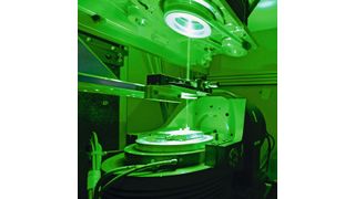 Laser mit Wendelbohroptik bei der Arbeit: Mit hoher Energie bohrt sich der ultrakurz gepulste Laserstrahl in die Oberfläche des Metalls, bis eine Vielzahl feinster Löcher entstanden ist. (IFSW)