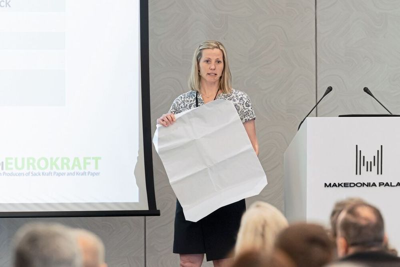 Elin Gordon, CEPI Eurokraft, erläutert Erkenntnisse aus einer Vergleichsstudie zu Papiersäcken und WPP-Säcken. (Bild: Eurosac)