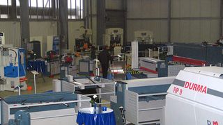 Auf rund 3500 m2 präsentiert Volz nahhezu des gesamte Produktportfolio, angefangen von Maschinen zum Sägen, Drehen, Fräsen und Schleifen bis hin zu Blechbearbeitungsmaschinen. Bild: Kuttkat (Archiv: Vogel Business Media)