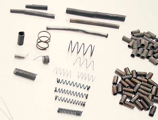 Formgedächtnislegierungen sehen ursprünglich etwa kompakt aus, können sich unter gewissen Umstände aber, wie hier, in Spiralfedern verwandeln. Bisher wusste man nicht genau, wie diese Materialien das machen. Forscher aus Kassel konnten das Geheimnis aber lüften ...(Bild:  M. Breisbach)