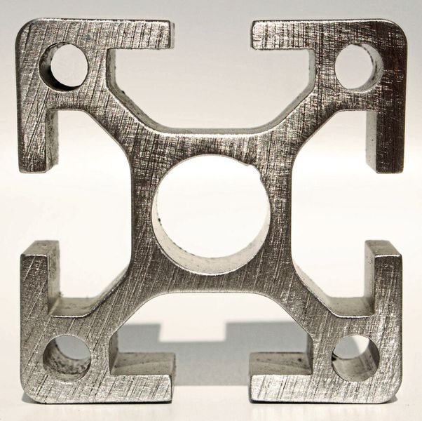 Removed burrs  and rounded edges: End faces of an extruded steel profile before (2a) and after (2b) brush deburring. (Source: Kullen-Koti)